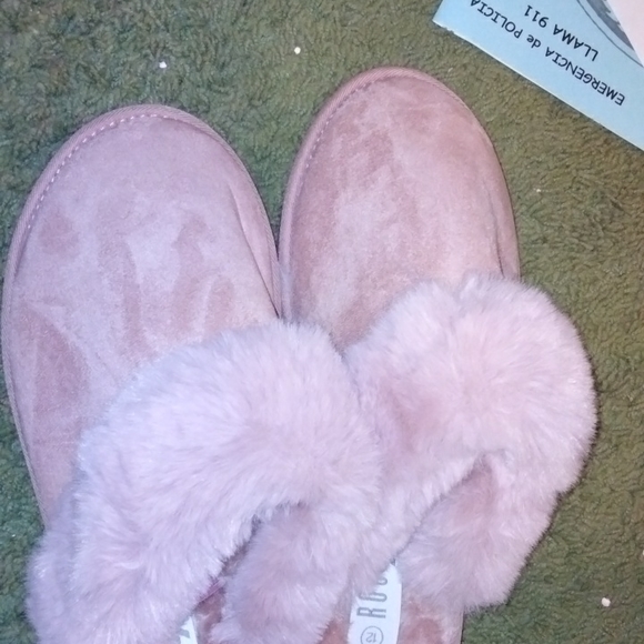 Iam selling rouge helium slippers - Picture 3 of 7